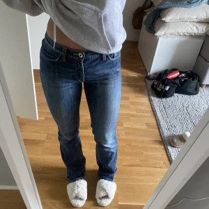 Lågmidjade jeans gant - Lågmidjade jeans från gant, bra skick men har lite slitage vid slutet på byxbenet då de är långa på mig (syns på bild 3). Storlek W27 L32 och skulle säga att de passar XS-S Hör av dig vid frågor💗 FRI FRAKT JUST NU OM MAN KÖPER MED KÖP NU!