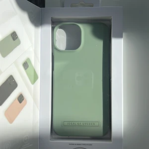 Ideal of Sweden skal iPhone 13 & 14 - Oanvänt MagSafe skal (magnetkompatibel) från ideal of Sweden fortfarande i förpackning (säljer pga passar ej till min mobil, beställde fel) i färgen sage Green! Nyskick & köpt för 399kr. Passar iPhone 13 och iPhone 14 💚