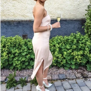 Zara klänning - Väldigt fin klänning strl XS från Zara. Tyvärr så har den inte kommit till så stor användning för mig och hoppas att den hittar en ny ägare. Se gärna mina övriga aktioner! ❤️