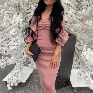 Klänning - Storlek 32. Passar 34, och eventuellt 36. Använd endast en gång. 