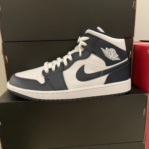 Jordan 1 mid - Säljer dessa jordan 1 mid white metallic gold obsidian i storlekarna 43, 44, 44.5, 45 alla paren är nya, kom privat för mer bileee eller frågor