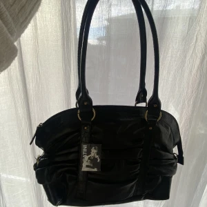 Sacatini väska - Jättefin sacatiniväska!!! Skicket är använt så lite skavanker har den men inget som syns tydligt. Väska är i medelstorlek💕💕💕💕