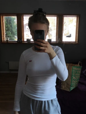 Levi’s  - Aldrig använd. Lite större i storleken. Den passar mig som har XS-S