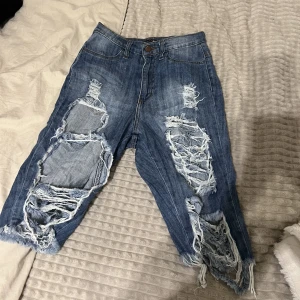 Jeansshorts - Använda några gånger. Bra skick. Stretchiga. Passa S/M