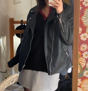 Svart väst - Svart så mjuk väst, passar S-L beroende på hur man vill att den ska sitta. Knappt använd. Pris är inklusive frakt.💞