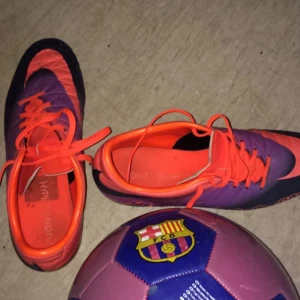 Fotbollsskor  - Hej säljer mina fotbollsskor. Dem funkar fint och sätts bra på fötterna  Inga fel på den  Har haft dem sedan 2017