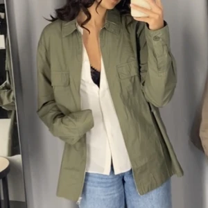 Vit blus  - Vit blus, går såklart att knäppa hela vägen upp. Pris är inklusive frakt 💞