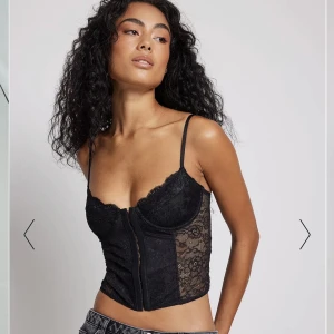 Korsett NA-KD  - Säljer denna korsett från NA-KD då den inte längre passar mig. Använd 1 gång.