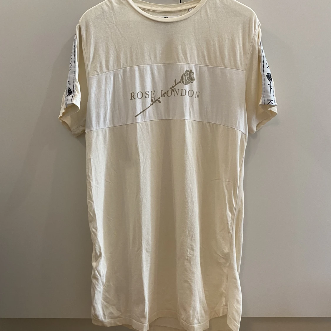 Beige T-shirt med tryck i strl M - 90