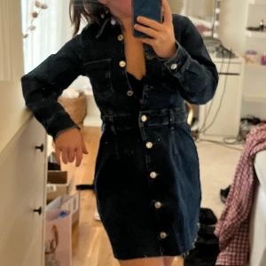 Jeansklänning - Aldrig använd jeanklänning från zara. Superfin till våren. Storlek S