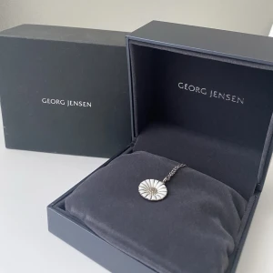 George Jensen Daisy Halsband - Säljer mitt  George Jensen Daisy halsband. Nypris 2250.