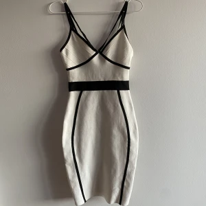 STUDENTKLÄNNING  - Klänning från missguided. Bandage dress material som gör att dina kurvor framhävs. Storlek 8 UK