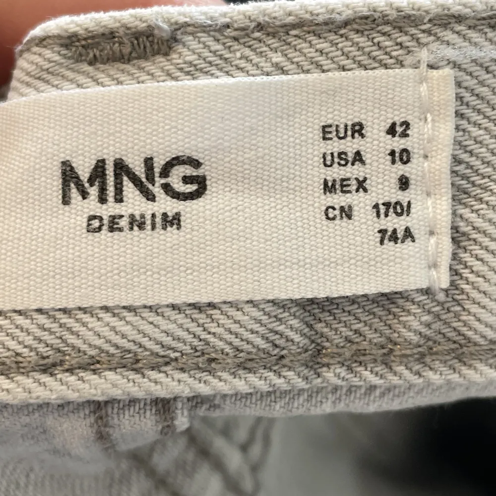 Ljusgråa jeans, långa i modellen. Bra skick🤍. Jeans & Byxor.