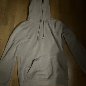 H&M hoodie - Basic hoodie från H&M i storlek XS men passar som S. Nästan aldrig använd och i bra skick. Säljer då den är för liten.