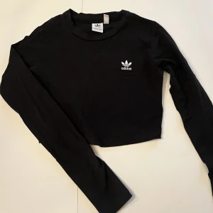 Cropptop - En tight kortare cropptop som sitter som en smäck! Materialet är starkt och inte så tunt! Använt ett par gånger för länge sedan, men skicket är som nytt ändå. Det är i storlek S, men kan också passa en XS!