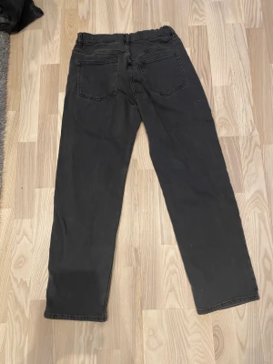 Jeans Lindex  - Säljer dessa jeans från Lindex, använda ca två gånger så väldigt fint skick. Hör av dig vid fler frågor!
