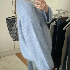 Mohairmix tröja - Oversized tröja i mohairmix, väldigt sparsamt använd💙💙 så fin färg och modell och passar perfekt till våren/sommaren!! Finns inte i lager