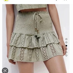 Grön volang kjol - Säljer denna fina kjol från Zara. Passar till allt.