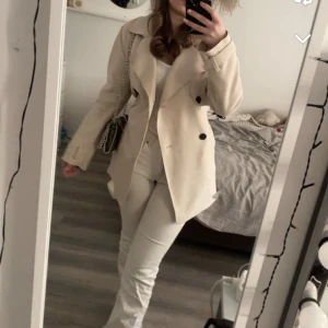 kappa - zara kappa nyskick köpt för 500, intressekoll eftersom jag vill köpa en ny kappa❤️ skriv privat för fler bilder osv