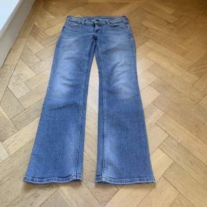 Super snygga lågmidjade jeans från Mustang! Storlek 27/30, innerbenslängd 73cm💓