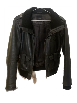 Läderjacka  - Skit ball äkta läderjacka från vero Moda! Fick av min mormor har aldrig använt den dock❣️