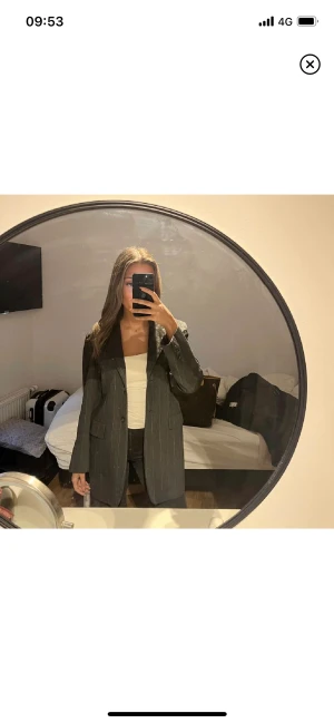 Blazer  - Lånade bilder från tidigare säljare!Den är i storlek 44 men passar S också som oversize🥰