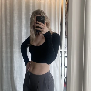 Svart u-ringad tröja - En svart långarmad tröja som är kroppad, urringad och superskön💕