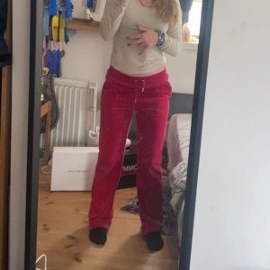 Juicybyxor - Ett par röd/rosa juicy byxor i storlek xs. Använda ca 2 gånger och köpta för 1100. Säljer pågrund av att de inte används så mycket längre🌸☺️Det här är min kompis byxor så därför det en annan person på bilderna, kan kanske sänka priset senare😇