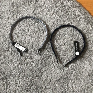 Glitterdiadem - Jag säljer två stycken diadem med pärlor som gluttar fint på (se bild 2). Dom är köpta på ur och pen för 59kr styck och aldrig använda. 30kr styck eller 50 för båda. 15 kronor frakt för en eller båda