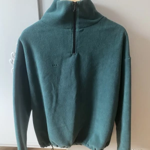 Half Zip Fleece - Grön Half Zip fleece från LXA!! Säljer den då den inte kommer till användning, använd Max 5 gånger! Pris är diskuterbart🤍