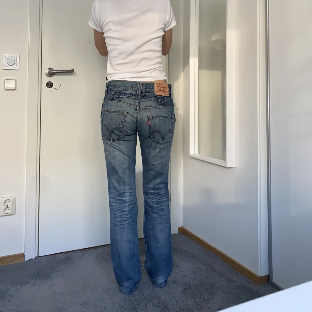 Så snygga straighta jeans från Levis! Midjemått ca 42cm, innerbenslängd ca 78cm. Går att spänna i midjan (se bild 2 & 3). Längden är perfekt för mig som är 168 cm. Strl 32x32 men passar mig som annars har 36/S i jeans. Jeans & Byxor.