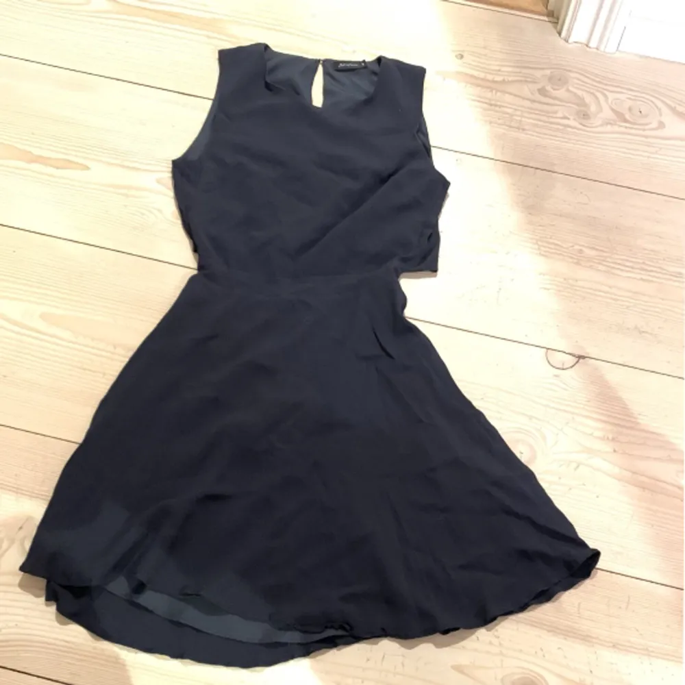 En väldigt mörkblå klänning med hål i ryggen köpt på stylein, använd fåtal gånger. . Klänningar.