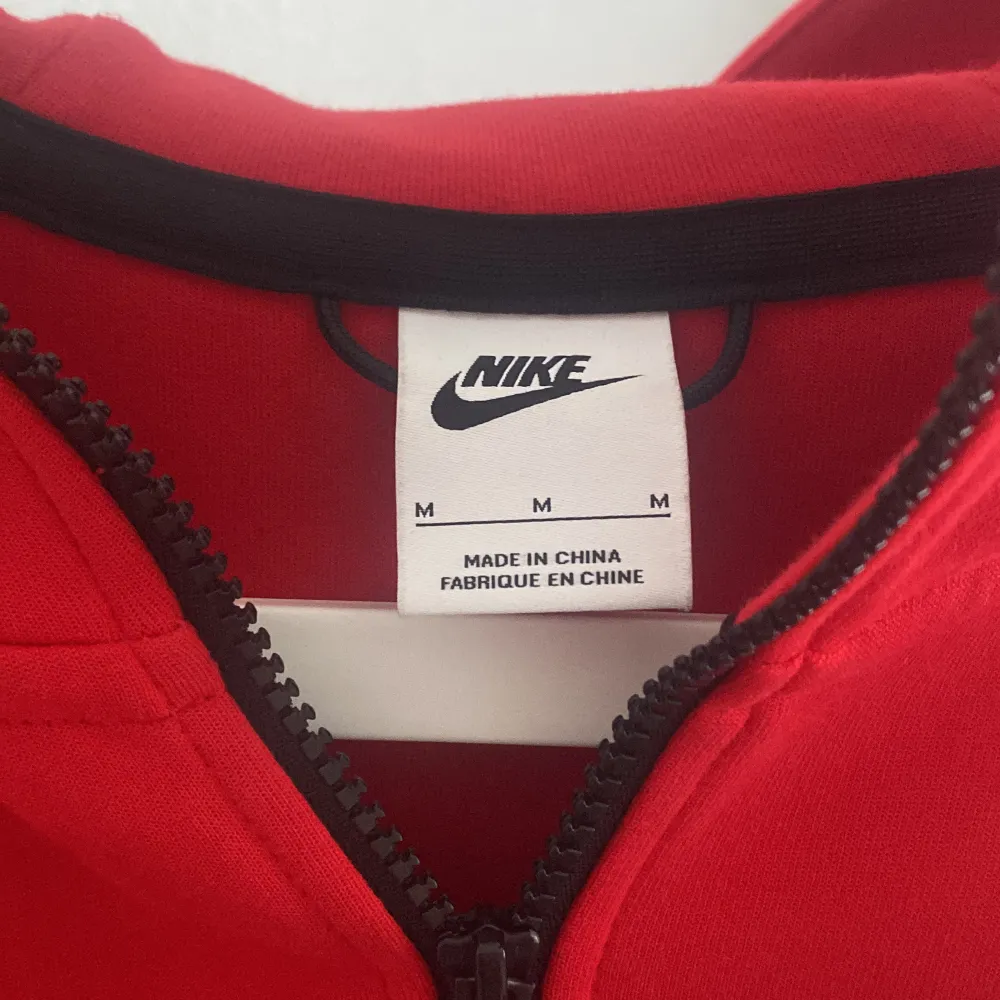 Nike tech fleece i färgen röd, storlek M, köpt från JD, frakt 75kr. Tröjor & Koftor.