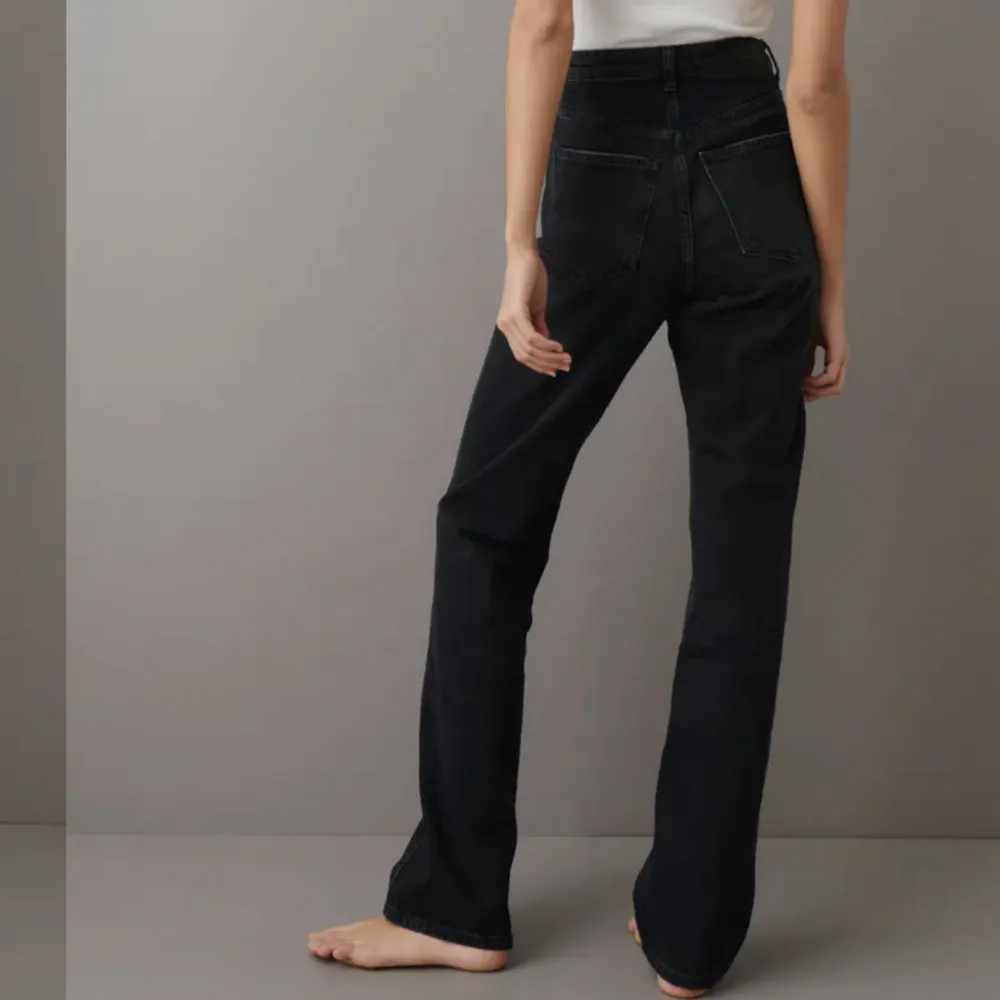 Svarta jeans från Gina Tricot i storlek 32. Jeansen är i mycket fint skick samt använda fåtal gånger 🥰egna bilder kan självklart fixas😍. Jeans & Byxor.
