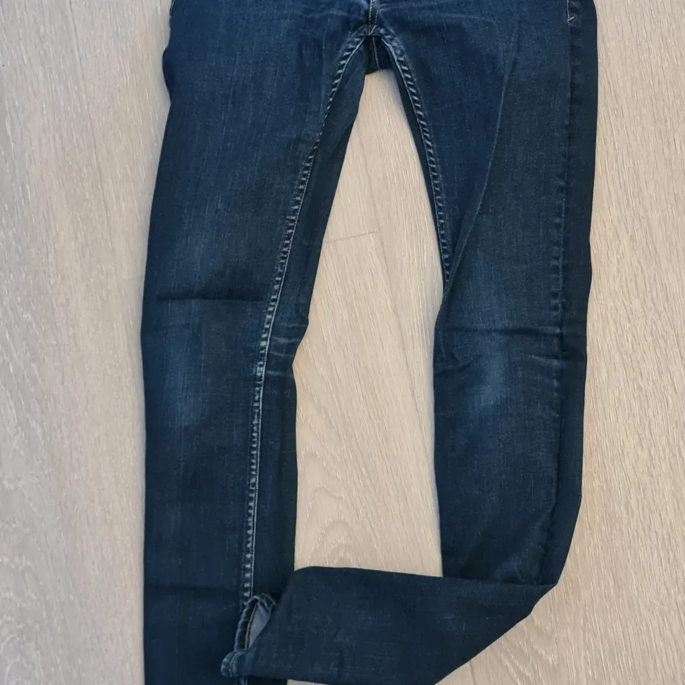 Mörkblå jeans frpn Tiger ug sweden. Storlek 25/32.. Jeans & Byxor.