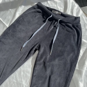 Mjukisbyxor - Snygga mrökgråa mjukis. Så mjuka och bekväma. Fint skick och inga defekter. Betalningen via swish💓