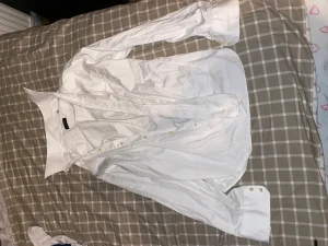 Vit skjorta  - En vanlig Vit skjorta till salu 