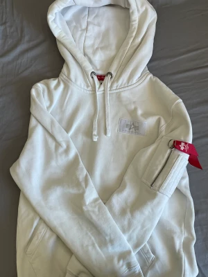 Alpha Industries hoodie vit - Vit Hoodie från Alpha industires. Den är i bra skick och i storlek S 
