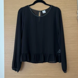 Gullig svart blus stl 34 - Gullig svart blus med skinn detaljer från Gina Tricot i stl 34 (motsvarar en XS/S). Skicka meddelande för fler bilder.✨