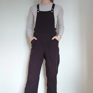 Hängselbyxor  - Hängselbyxor frå monki i tunnare material som liknar linne. Väldigt sköna och perfekta på våren och sommaren. 