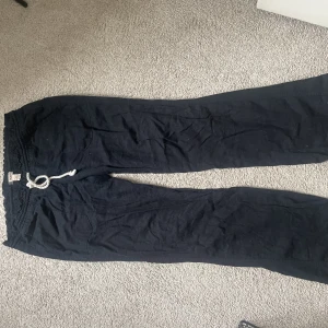 Roxy Linnebyxor  - Säljer nu dessa as snygga linnebyxor från Roxy i mörkblå färg! Så sköna, super stretchig midja med snörning så passar allt från  S-L! Knappt använda och inga defekter!