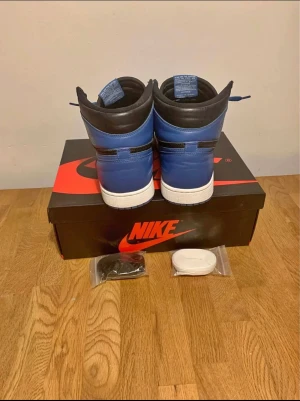 Jordan 1s  - Skorna är i bra skick använt ett par gånger. (Köparen står för frakt)