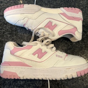 New balance 550 - Rosa New balance i väldigt bra skick som jag köpte i januari. Köpta från Zalando för 1600 💕Inga defekter alls. Säljer då det inte blev rätt storlek. Hör av er vid frågor eller funderingar  💗💗💗