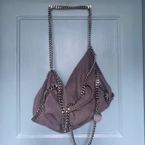 Stella väska  - Säljer min fina stella mccartney väska som tyvärr inte kommer till användning längre. Den är i en mörkgrå färg och i bra skick! För mer frågor och bilder kontakta privat. Pris kan diskuteras!💕