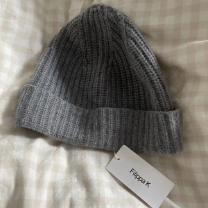 Kashmirmössa Filippa K  - Superfin och mjuk Kashmir mössa från Flippa K. Aldrig använd. Lapp kvar. Nypris 800 kr, mitt pris 400 kr. 