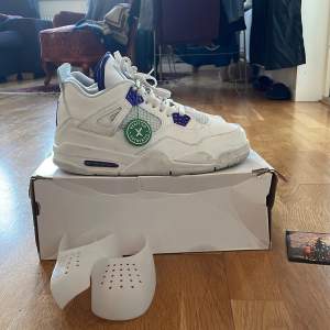 Jag säljer mina Jordan 4 metallic purple (Kopia), det är en A-Kopia och Stock X tagg tillkommer. Skosnören kan du knyta om själv, på bilden är bara så jag använt de. Creaseskydd får du på köpet, utan extra kostnad. Använd ett fåtal gånger, ungefär 6gånger