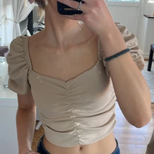 Sommartopp - Superfin beige sommartopp från hm. Endast använd en gång, frakt tillkommer:)