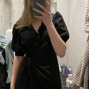 Svart klänning - Jättefin och skön omlott svart klänning inför sommaren🖤 Står storlek 38 men skulle säga att den är mer S/XS. Skriv om de är några funderingar.