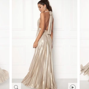 Balklänning - Jättefin guldig/champagne färgad balklänning från bubbleroom🥰🥰. Den är oanvänd och har lapp kvar. Storlek XS💕🤩nypris 1600 säljer för 1000🫶🏻