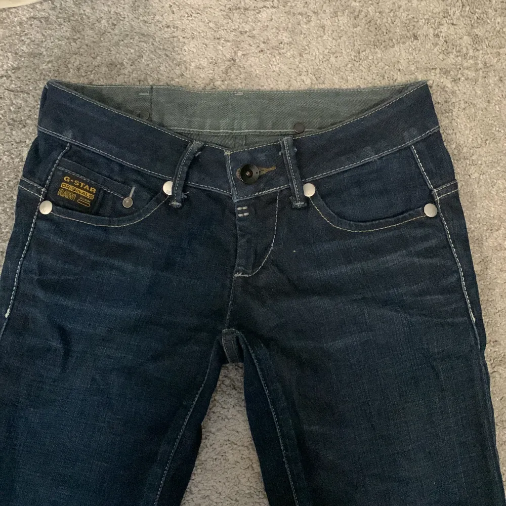 Superfina bootcut/straight jeans från G-star. Det är bara att höra av sig för mer mått eller bilder. Proset kan diskuteras💗. Jeans & Byxor.
